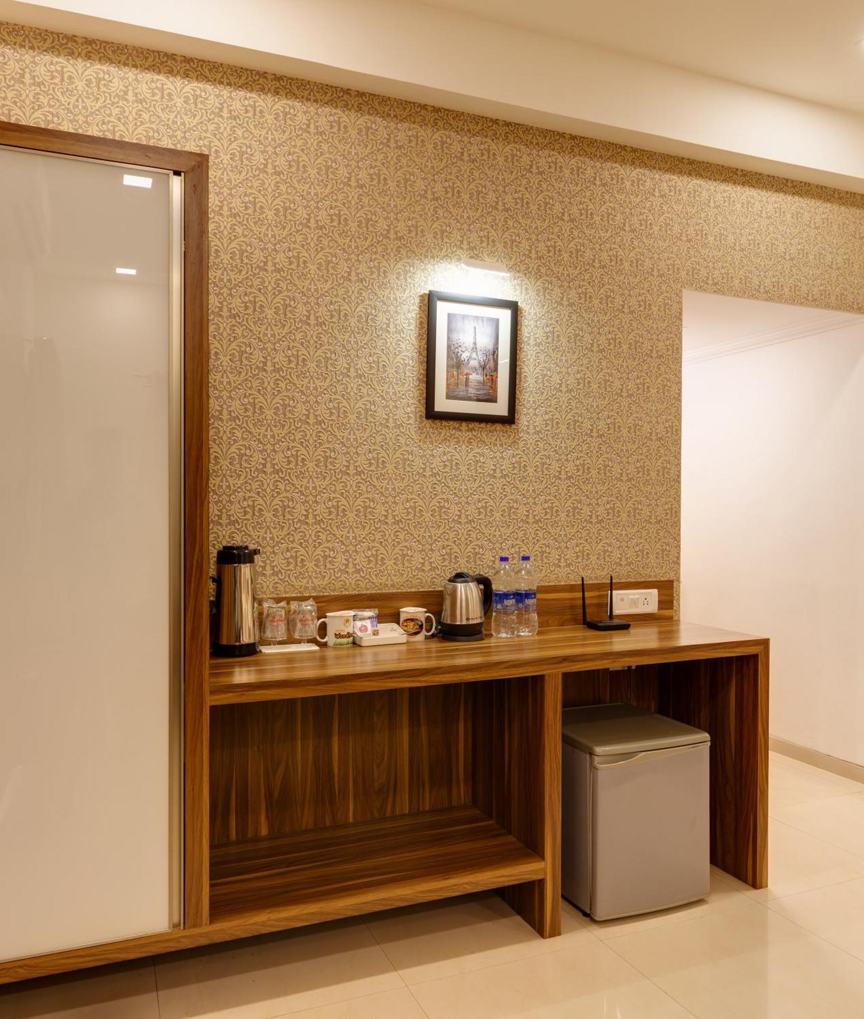 Hotel Woodland Kolhápur Kültér fotó